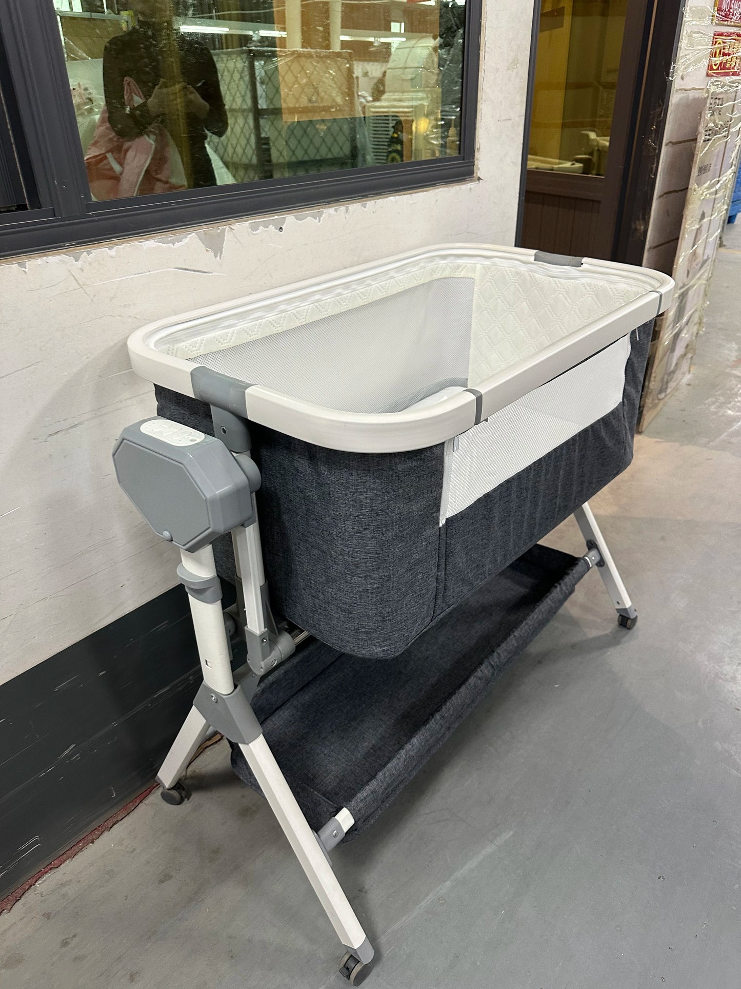 Electric Rocking Baby Bassinet & Bedside Sleeper for Newborns with Storage Basket