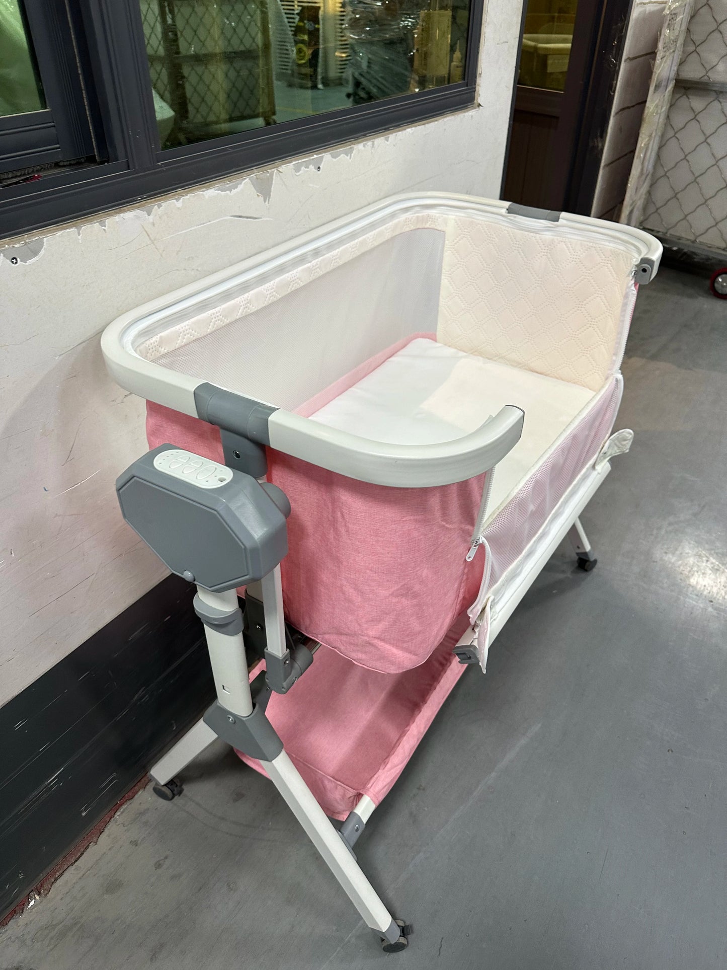 Electric Rocking Baby Bassinet & Bedside Sleeper for Newborns with Storage Basket