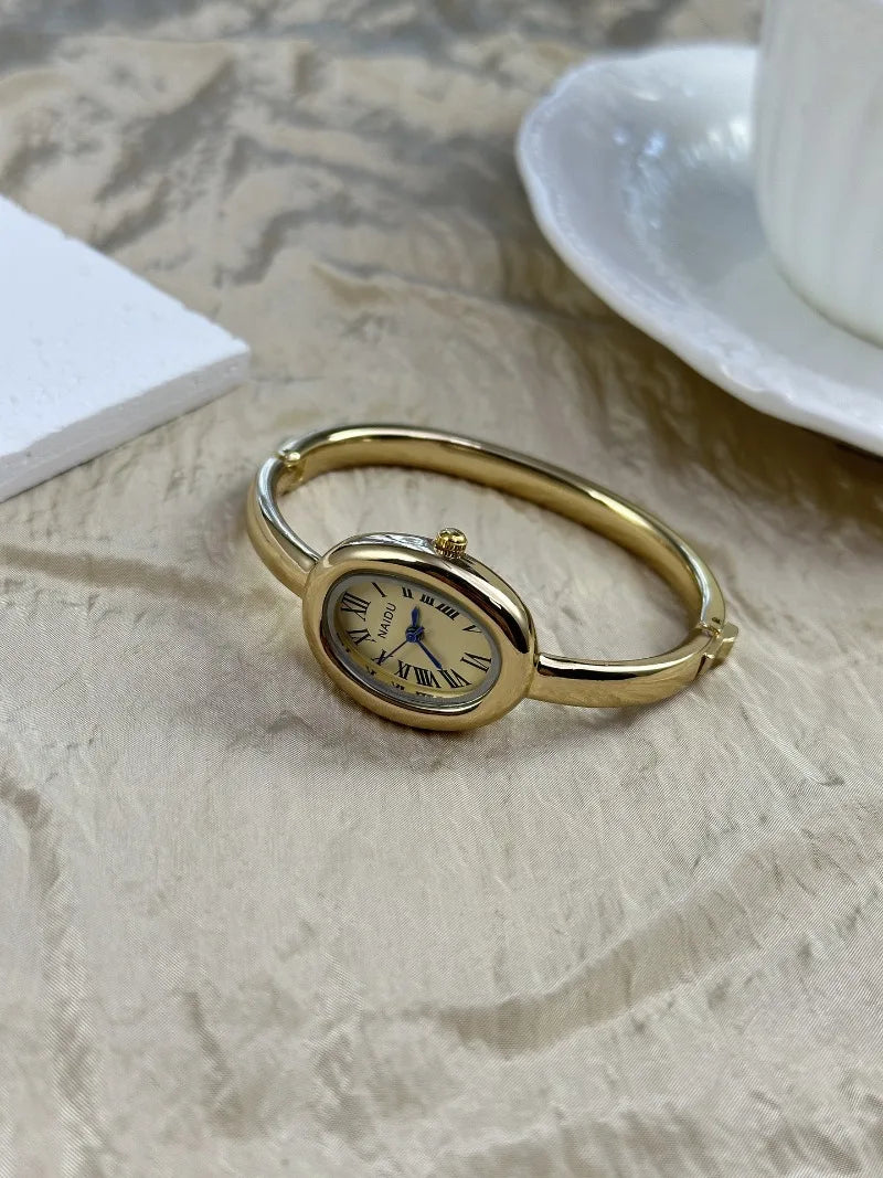 Elegant Women’s Oval Bracelet Watch .Fashion Quartz Timepiece