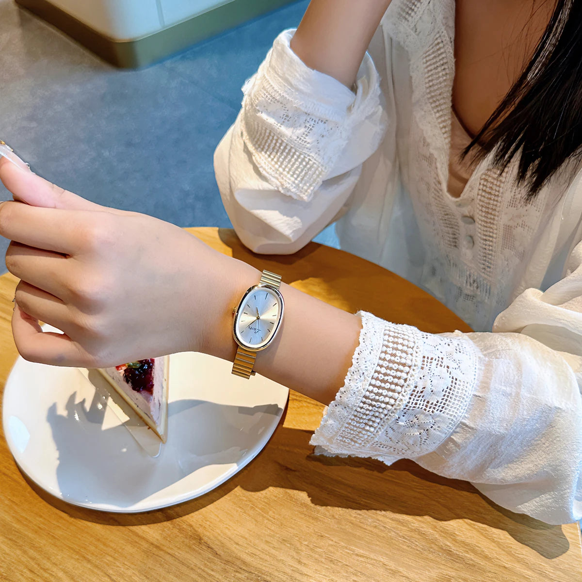 Elegant Gold Tone Women’s Bracelet Watch Minimalist Fashion Timepiece