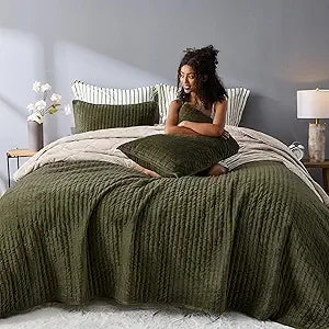 Luxury Velvet Quilt - Striped Channel Stitch Dark Green Quilt Queen, Soft Velvet Lightweight Comforter, Pet-Friendly B