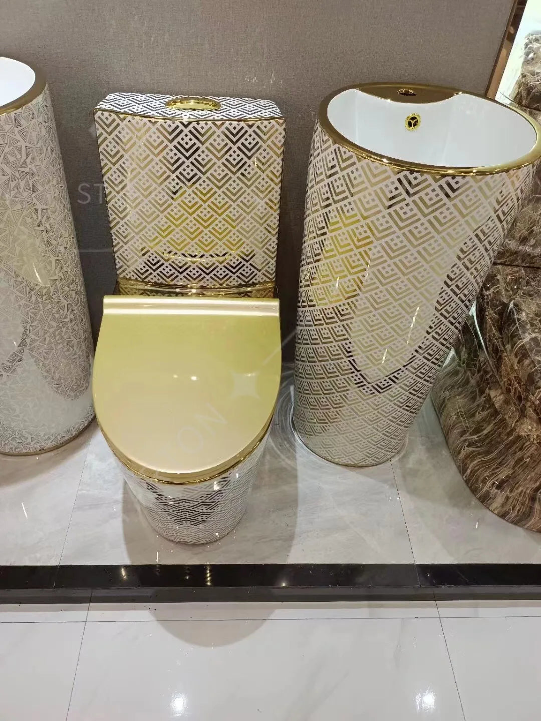 Luxury Gold Electroplated One-Piece Ceramic Toilet . Modern Designer Bathroom Fixture