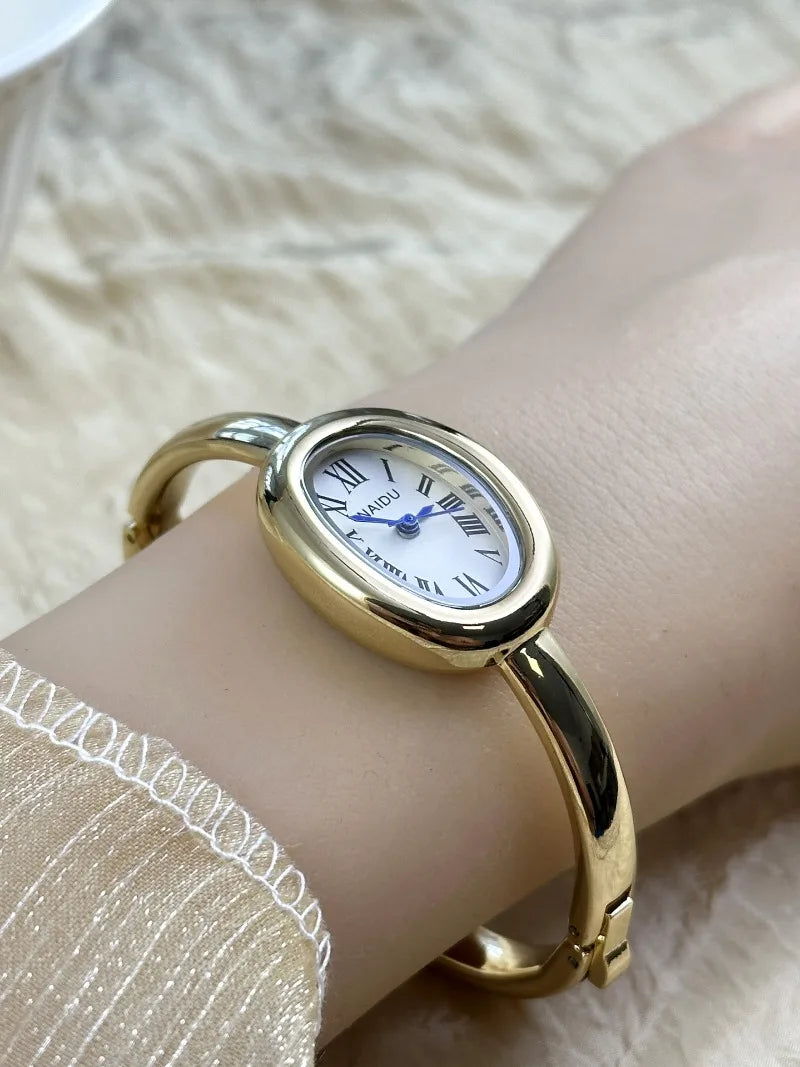 Elegant Women’s Oval Bracelet Watch .Fashion Quartz Timepiece
