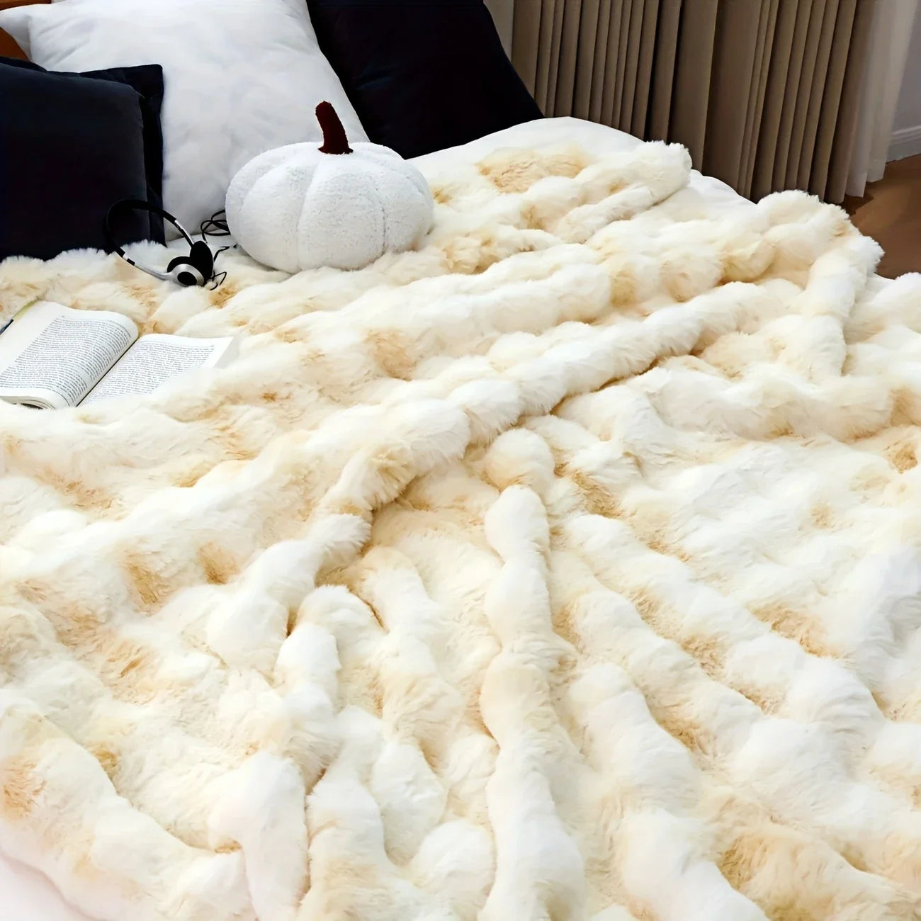 Luxury Chunky Knit Faux Fur Blanket .Ultra Soft Cozy Throw for Bed, Sofa & Home Décor