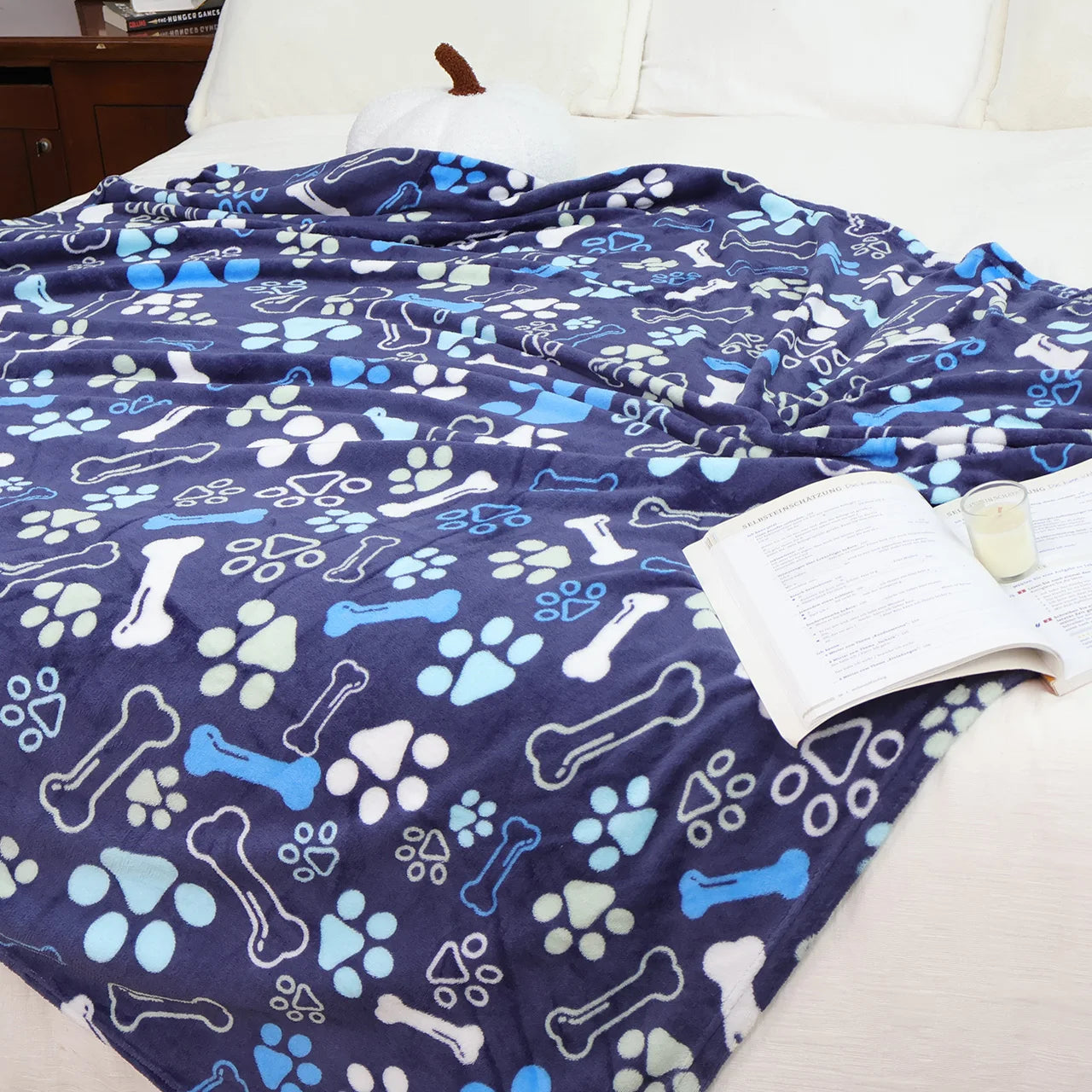 Cozy Checkered Plush Throw Blanket . Soft Warm Flannel Blanket for Couch, Bed & Home Decor