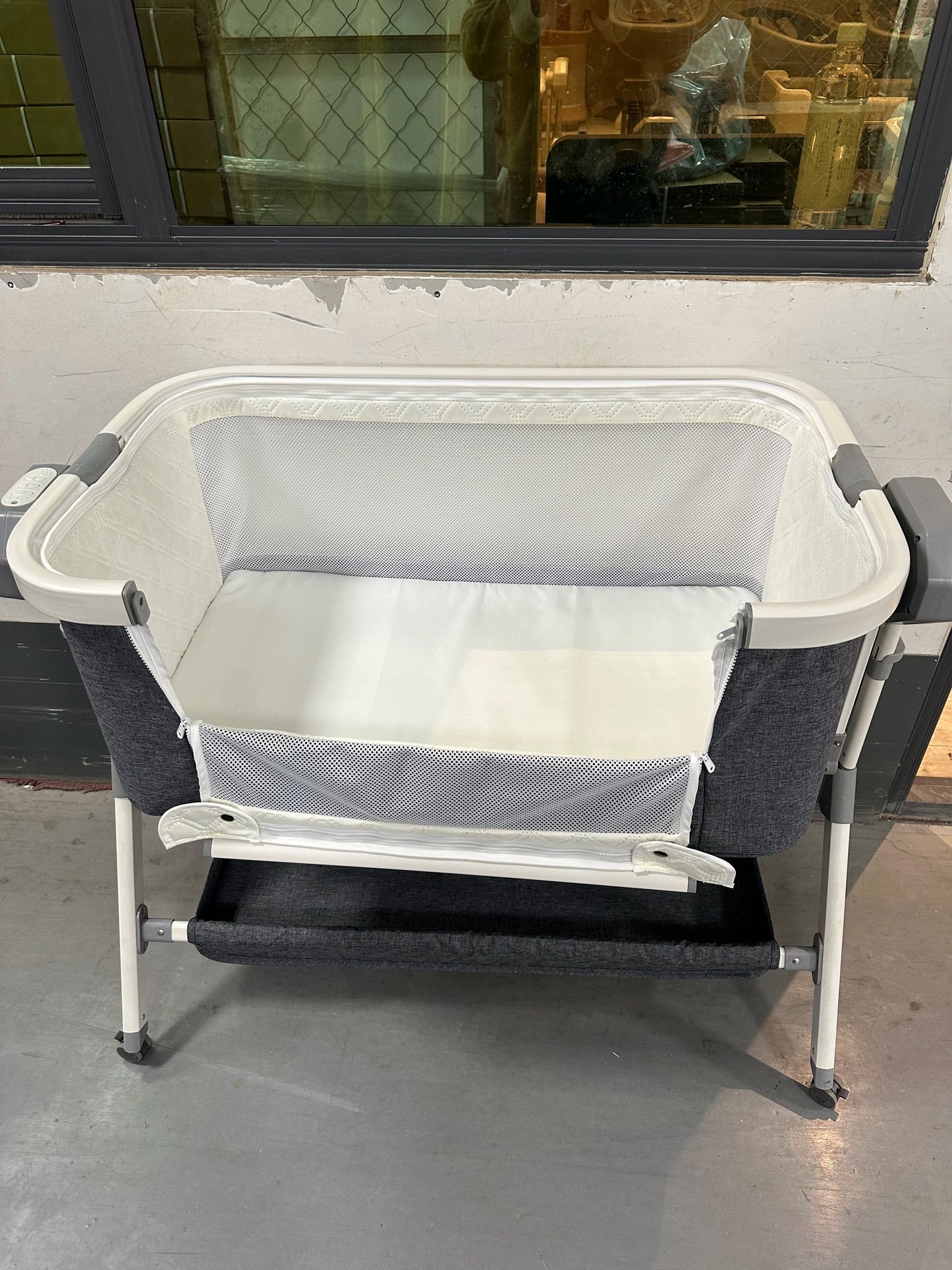 Adjustable Baby Bassinet Bedside Sleeper & Newborn Co-Sleeper with Storage Basket