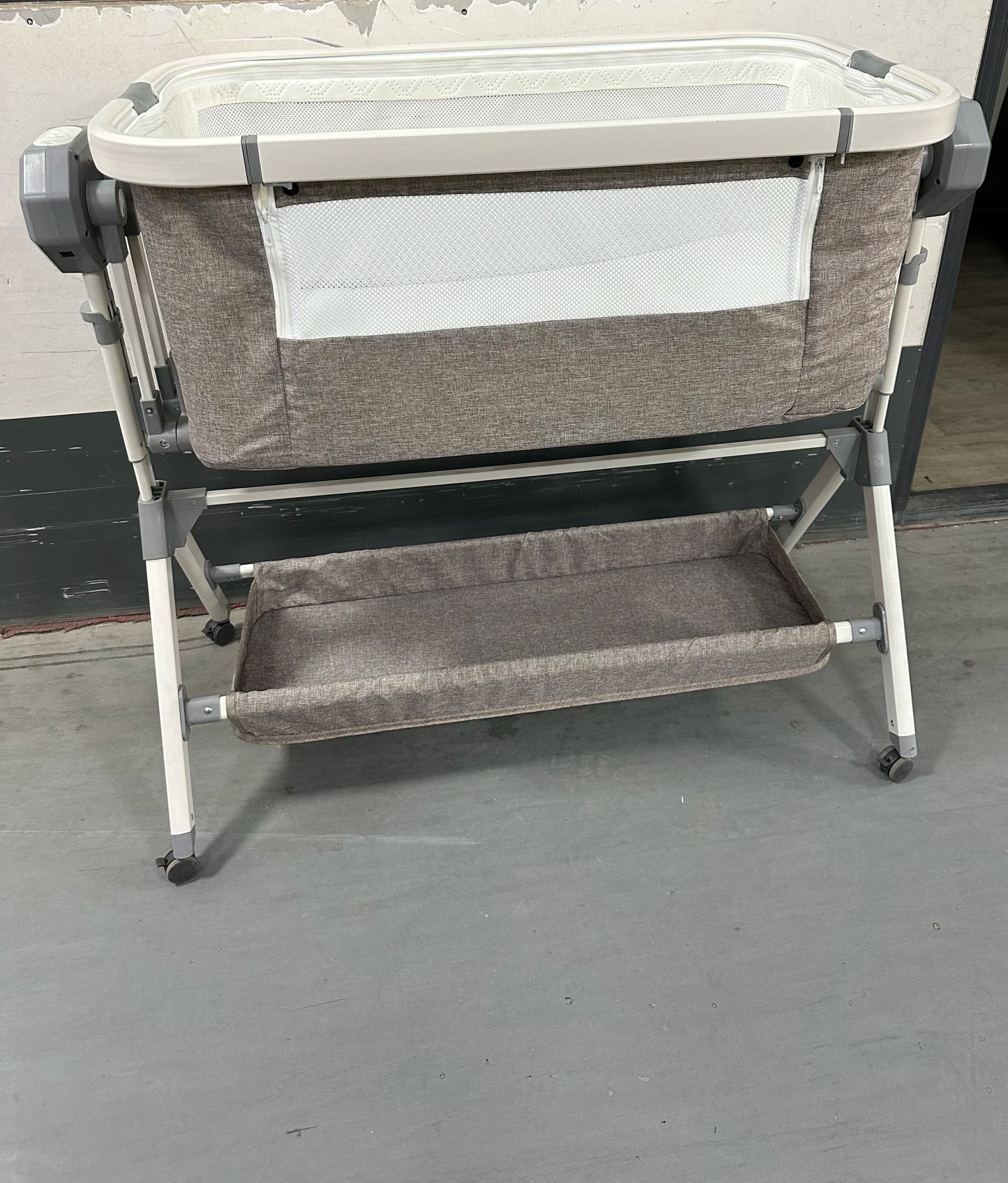 Adjustable Baby Bassinet Bedside Sleeper & Newborn Co-Sleeper with Storage Basket
