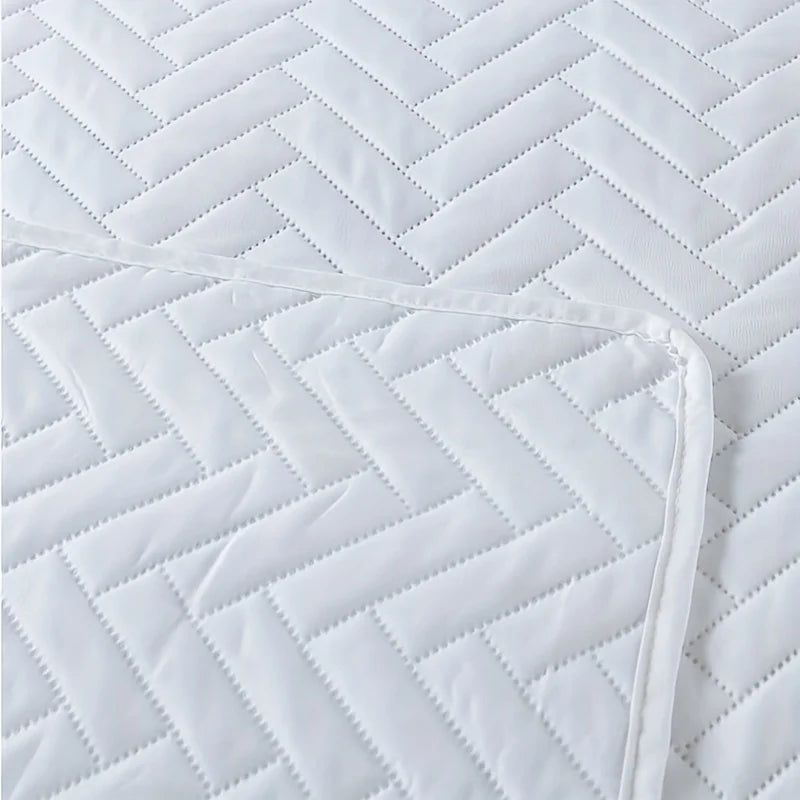 Lightweight Solid Color 2/3-Piece Quilted Bedding Set