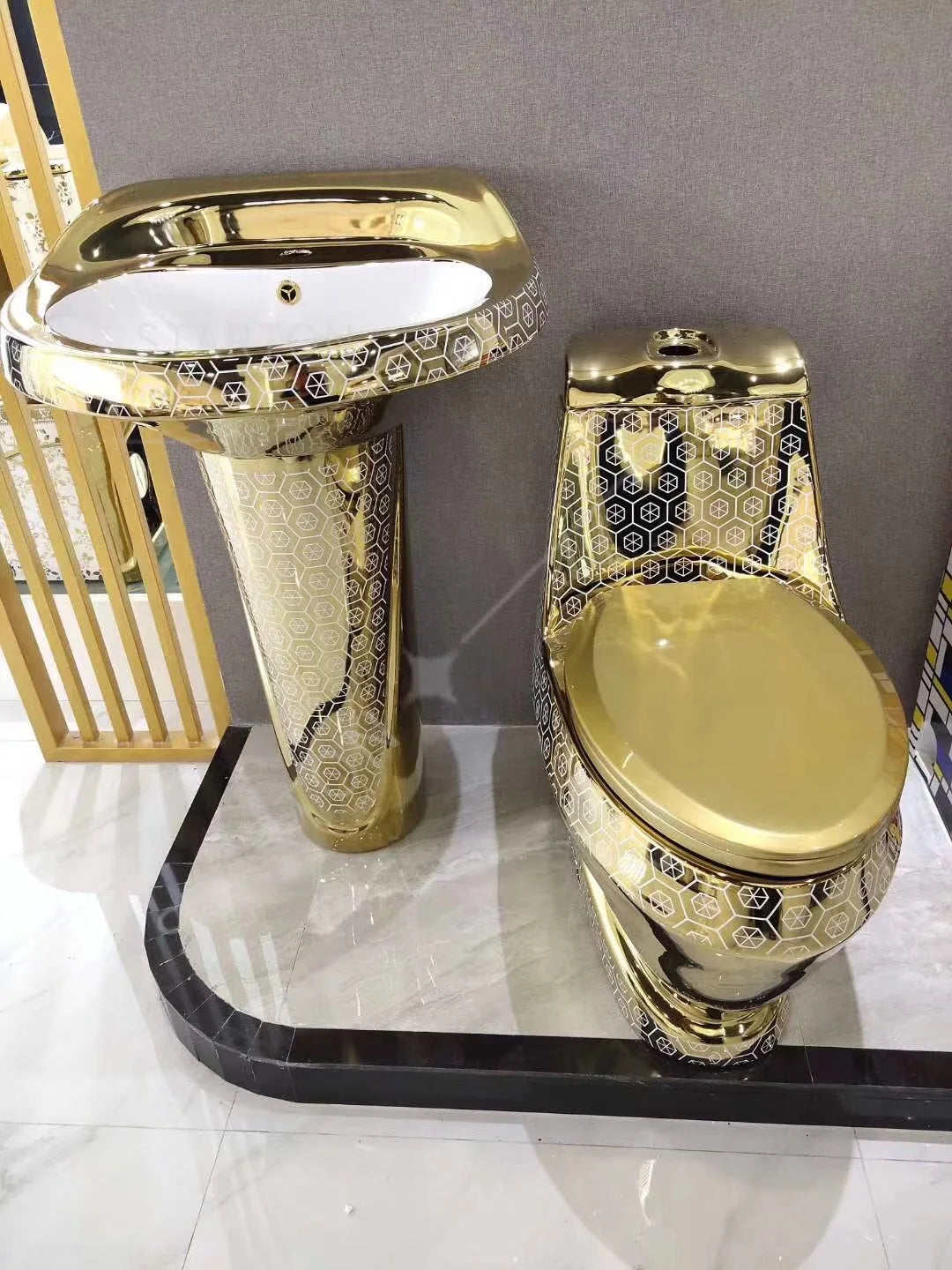 Luxury Gold Electroplated One-Piece Ceramic Toilet . Modern Designer Bathroom Fixture