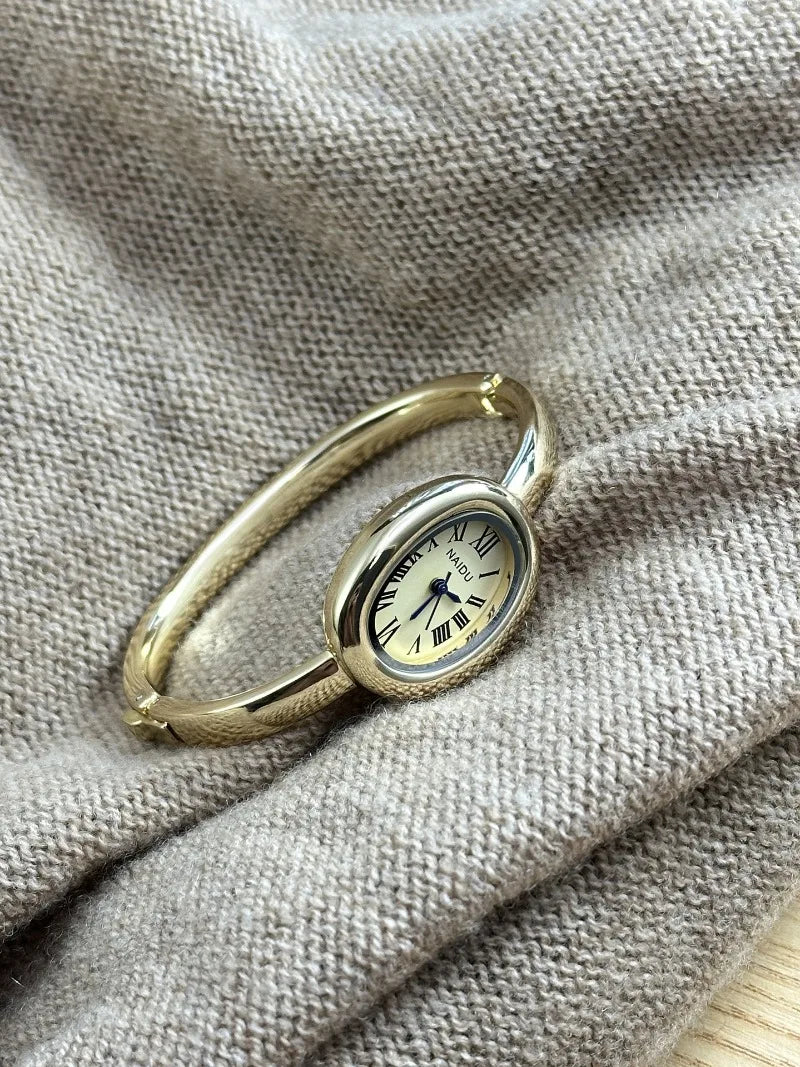 Elegant Women’s Oval Bracelet Watch .Fashion Quartz Timepiece