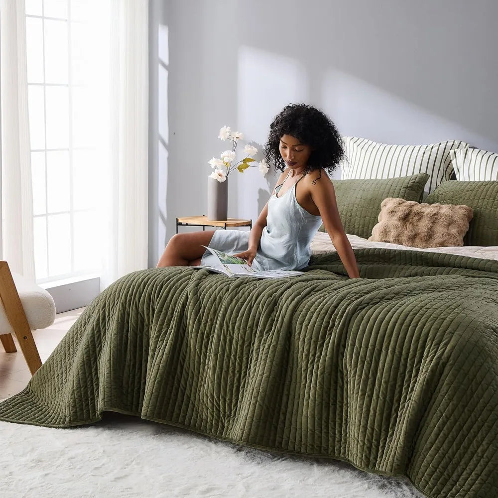 Luxury Velvet Quilt - Striped Channel Stitch Dark Green Quilt Queen, Soft Velvet Lightweight Comforter, Pet-Friendly B