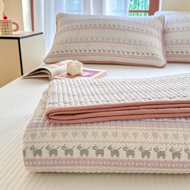 100% Cotton Quilted Bedspread. Lightweight Printed Bed Cover for All Seasons